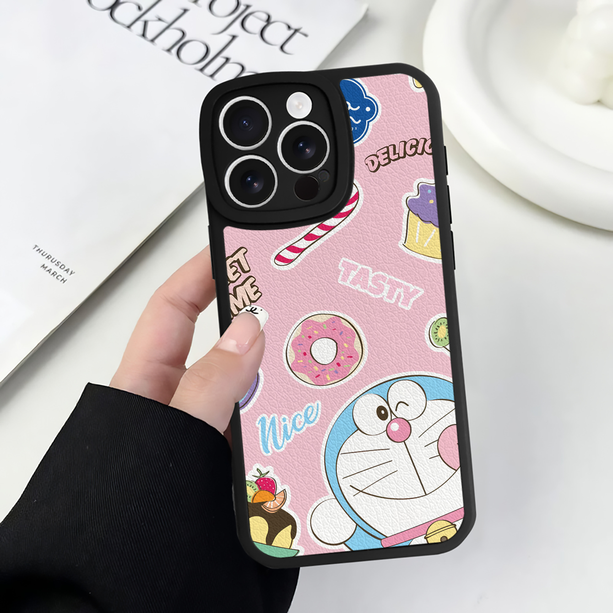（画像用） ドラえもん Doraemon 【iPhone 16シリーズ対応】シリコンスマホケース（レザー調） 材質：シリコン